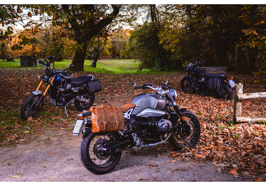 Triumph, Ducati, BMW R9T... Messenger leather  moto bag.